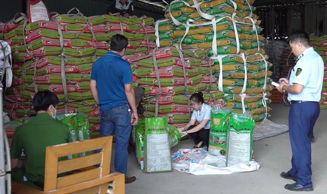 Hoà Bình khởi tố chủ cơ sở Kl994 nhà cái bóng đá world cup hàng trăm tấn phân bón giả, kém chất lượng. (Ảnh: Ban Chỉ đạo 389)