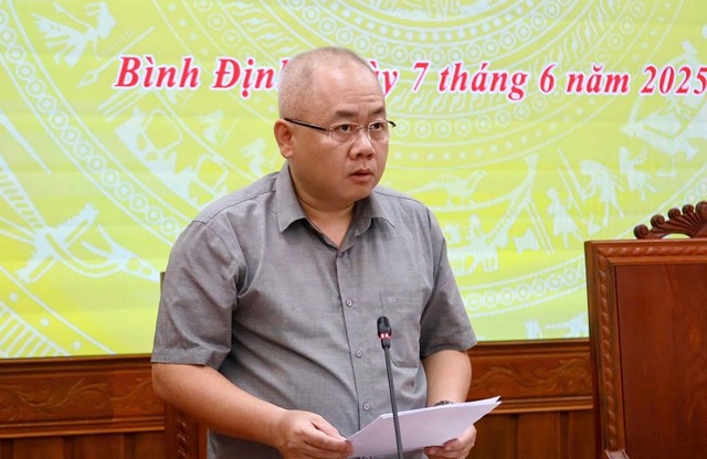Thứ trưởng Bộ Kl991.com nạp rút nhanh Đỗ Thành Trung báo cáo tại buổi làm việc.