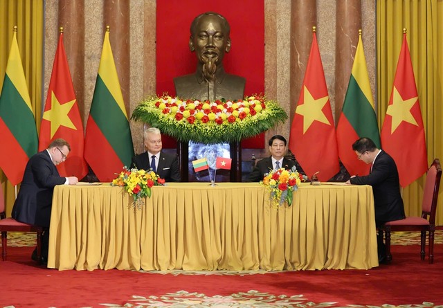 Chủ tịch nước CHXHCN Việt Nam Lương Cường và Tổng thống Litva Gitanas Nausėda chứng kiến lễ ký Ý định thư giữa hai Bộ Kl991.com nạp rút nhanh. (Ảnh: Trần Kiên).
