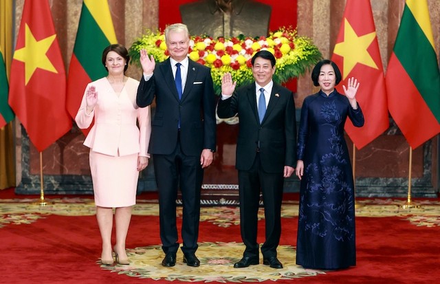 Chủ tịch nước Lương Cường và Phu nhân chụp ảnh cùng Tổng thống Gitanas Nauseda và Phu nhân.