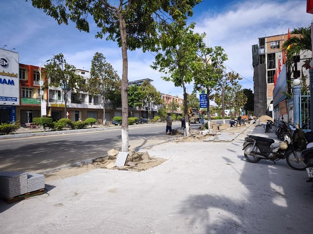 Thi công Dự án Cải tạo vỉa hè đường 16 tháng 4 và các trục đường trung tâm thành phố Phan Rang - Tháp Chàm.