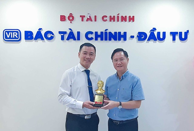 Ông Lư Nguyễn Xuân Vũ ( trái) Chủ nhiệm Câu lạc bộ Doanh nhân Sài Gòn tặng tượng Danh nhân Lương Văn Can tới ông Nguyễn Hồng, Phó Tổng biên tập Báo Kl991.com nạp rút nhanh - Kl99ok phiên bản mới.
