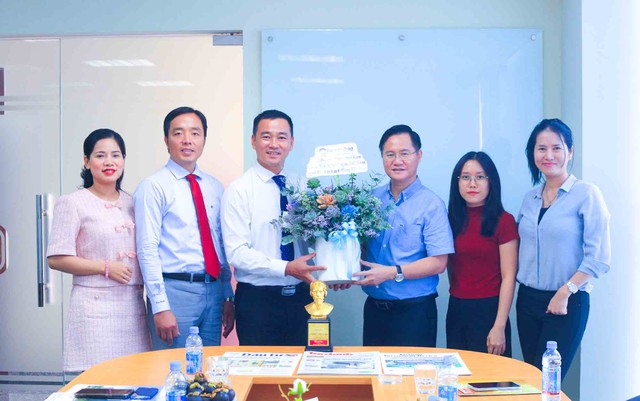 Đoàn công tác Câu lạc bộ Doanh nhân Sài Gòn do ông Lư Nguyễn Xuân Vũ, Chủ nhiệm Câu lạc bộ dẫn đầu đại diện cho 1.200 thành viên đến tặng hoa và chúc mừng Báo Kl991.com nạp rút nhanh - Kl99ok phiên bản mới tại TP.HCM.