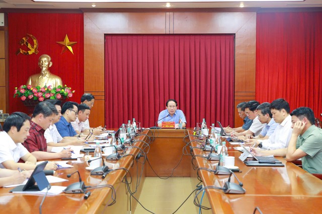 Ông Lê Tiến Châu, Bí thư Thành ủy Hải Phòng, Trưởng Ban chỉ đạo 1806 chủ trì cuộc làm việc.