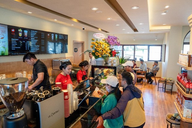 Cửa hàng Highlands Coffee trên đỉnh Bà Nà thu hút đông khách ngay những ngày đầu mở cửa Cửa hàng Highlands Coffee trên đỉnh Bà Nà thu hút đông khách ngay những ngày đầu mở cửa