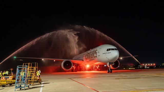 Chuyến bay đầu tiên của Emirates tới Đà Nẵng được chào đón bằng nghi lễ phun nước