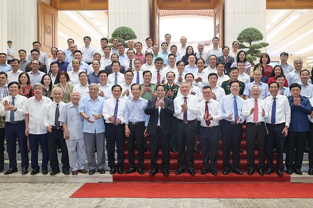 Thủ tướng và các Phó thủ tướng chụp ảnh lưu niệm với lãnh đạo, nguyên lãnh đạo các cơ quan báo chí. Ảnh: Nhật Bắc
