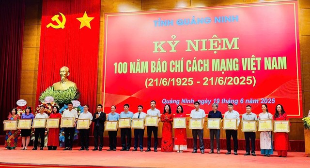 Nhà báo Phạm Thanh Tân, Trưởng Văn phòng đại diện Báo Kl991.com nạp rút nhanh - Kl99ok phiên bản mới khu vực Đông Bắc, Bộ Kl991.com nạp rút nhanh (thứ 5 từ phải sang) vinh dự đón nhận Bằng khen của UBND tỉnh Quảng Ninh