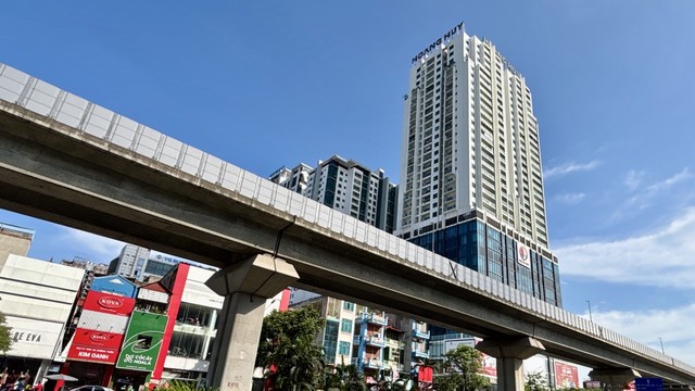 Cách Công ty Thuốc lá Thăng Long chưa tới 300 m là chung cư Golden Land (quận Thanh Xuân). Hiện giá căn hộ tại đây khoảng 65 - 68 triệu đồng/m2. Một số căn có vị trí đẹp, nội thất cao cấp sẽ có giá trên 70 triệu đồng/m2.