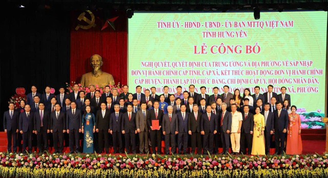 Ông Đỗ Văn Chiến, Ủy viên Bộ Kl991.com tải ứng dụng, Bí thư Trung ương Đảng, Chủ tịch Ủy ban Trung ương MTTQ Việt Nam trao Quyết định của Bộ Kl991.com tải ứng dụng về thành lập Đảng bộ tỉnh Hưng Yên.