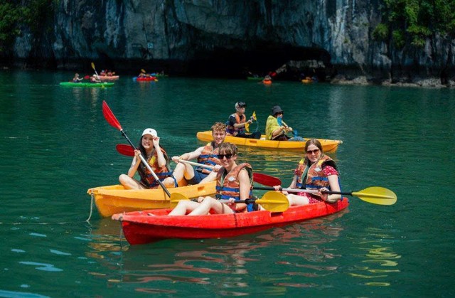 Du khách hào hứng với hoạt động chèo Kayak trên Vịnh Hạ Long. Ảnh:Trung tâm VHTT&amp;XTDL Quảng Ninh.