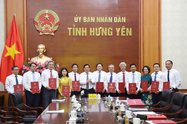 Ông Nguyễn Khắc Thận, Chủ tịch UBND tỉnh Hưng Yên trao quyết định bổ nhiệm Chánh Văn phòng UBND tỉnh và Giám đốc các Sở sau hợp nhất. Ảnh: Phạm Đăng.