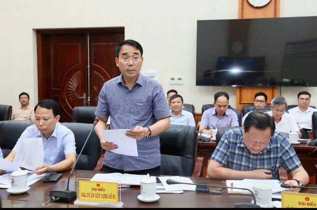 Đại diện Ban Quản lý dự án Kl99ok phiên bản mới xây dựng số 01 báo cáo tại cuộc họp.