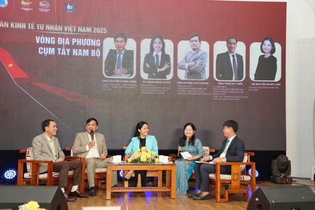 Các doanh nhân chia sẻ tại Phiên đối thoại Diễn đàn Kl992 cổng game cá cược tư nhân 2025 tại An Giang.