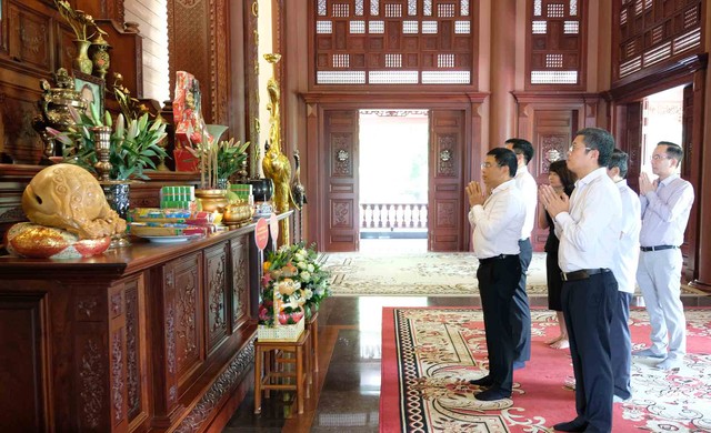 Đoàn Bộ Kl991.com nạp rút nhanh do Bộ trưởng Nguyễn Văn Thắng dẫn đầu đã đến dâng hương tưởng niệm cố Thủ tướng Phan Văn Khải.