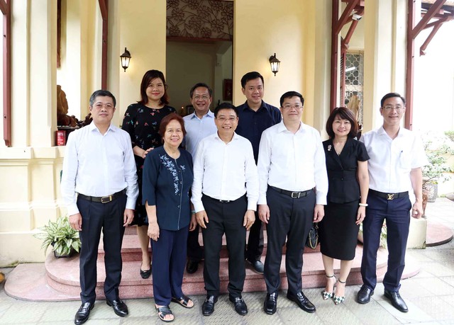 Đoàn Bộ Kl991.com nạp rút nhanh do Bộ trưởng Nguyễn Văn Thắng (thứ ba, từ trái sang) dẫn đầu chụp ảnh kỷ niệm cùng thân nhân của cố Thủ tướng Võ Văn Kiệt.