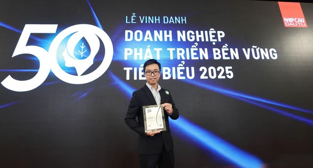 Ông Nguyễn Quốc Huy, Phó Trưởng Phòng Truyền Thông và Thương Hiệu của Imexpharm, đại diện công ty nhận kỷ niệm chương CSA 2025. Ảnh: Imexpharm Ông Nguyễn Quốc Huy, Phó Trưởng Phòng Truyền Thông và Thương Hiệu của Imexpharm, đại diện công ty nhận kỷ niệm chương CSA 2025. Ảnh: Imexpharm