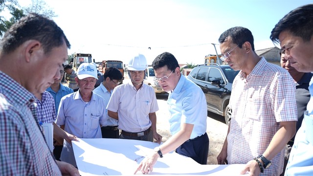 Phó chủ tịch UBND thành phố Huế Hoàng Hải Minh (thứ ba phải ảnh) kiểm tra tiến độ và công tác giải phóng mặt bằng cầu Thuận An.