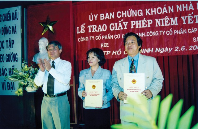 REE và Sacom là hai công ty nhận giấy phép niêm yết đầu tiên khi TTCK đi vào hoạt động năm 2000