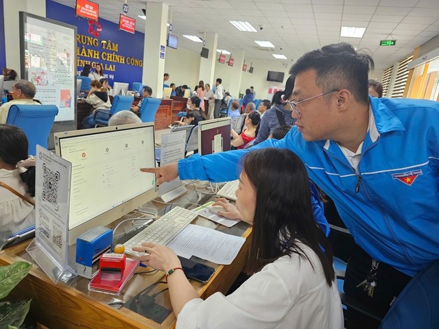 Giải quyết thủ tục hành chính tại Trung tâm hành chính công tỉnh Gia Lai. Giải quyết thủ tục hành chính tại Trung tâm hành chính công tỉnh Gia Lai.