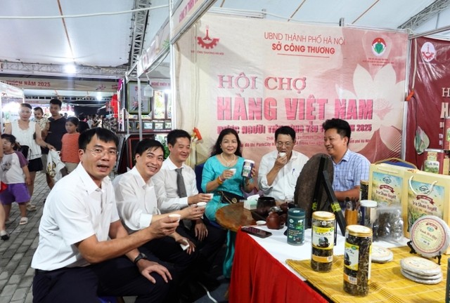Các đại biểu thăm quan, trải nghiệm gian hàng trà shan tuyết Hà Giang. Ảnh: Hồ Hạ.