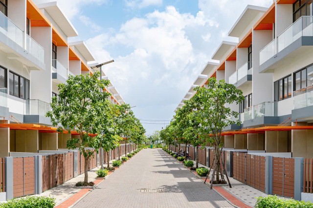 Gạch tự chèn - vật liệu chuyên dụng trong công trình sân bay Changi, quảng trường Berlin - được lát đường nội khu dự án Elite Life