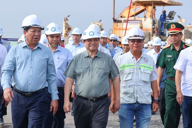 Thủ tướng Kl993 ưu đãi thưởng hấp dẫn Phạm Minh Chính và Bí thư Đảng ủy, Bộ trưởng Kl99 nổ hũ Trần Hồng Minh kiểm tra khu vực thi công đường cất hạ cánh thứ 2 tại sân bay; kiểm tra khu vực thi công nhà ga sân bay Dự án Kl99ok phiên bản mới xây dựng Cảng hàng không quốc tế Long Thành giai đoạn 1 vào ngày 2/8/2025. Ảnh: VGP/Nhật Bắc