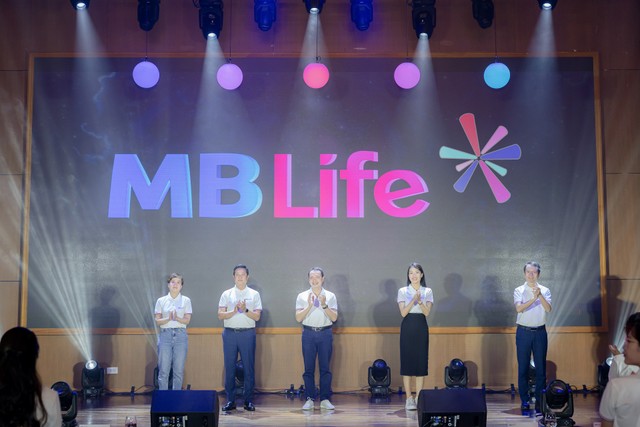 Ban Lãnh đạo MB Life trong lễ kick off tên thương hiệu mới