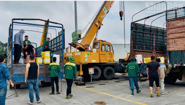 Hàng hóa sang tải tại khu vực bãi Xuân Cương, cửa khẩu quốc tế Hữu Nghị, tỉnh Lạng Sơn.