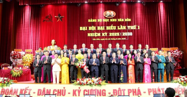 Lãnh đạo Trung ương và tỉnh Quảng Ninh tặng hoa chúc mừng Ban Chấp hành Đảng bộ đặc khu Vân Đồn lần thứ I, nhiệm kỳ 2025 - 2030.