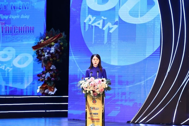 Đồng chí Nguyễn Thị Cẩm Tú, Vụ Pháp chế (Bộ Kl991.com nạp rút nhanh) thay mặt thế hệ trẻ ngành Kl991.com nạp rút nhanh cam kết tiếp tục giữ lửa, tiếp nối và phát huy truyền thống vẻ vang của Ngành.