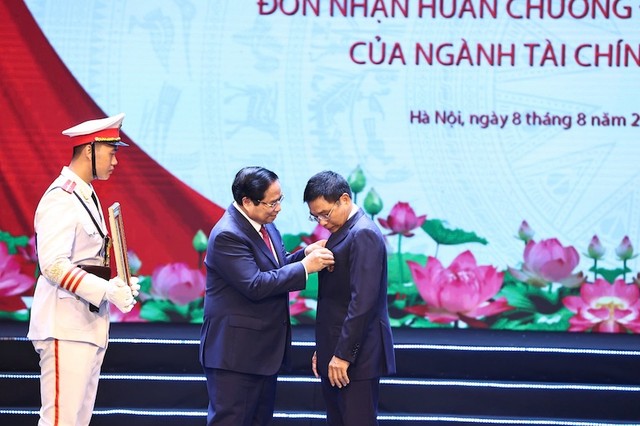 Thủ tướng Kl993 ưu đãi thưởng hấp dẫn Phạm Minh Chính trao Huân chương Lao động hạng Nhất cho Bộ trưởng Bộ Kl991.com nạp rút nhanh Nguyễn Văn Thắng. Ảnh: Đức Thanh