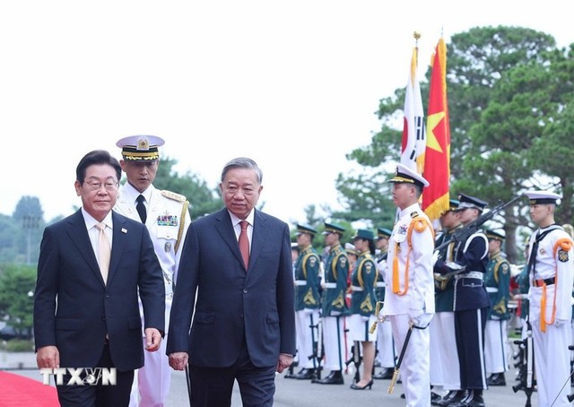 Thể hiện sự coi trọng chuyến thăm của Tổng Bí thư Tô Lâm và Phu nhân cùng Đoàn đại biểu cấp cao Việt Nam, Hàn Quốc cử quân nhạc chào mừng và bắn 21 loạt đại bác - Ảnh: TTXVN