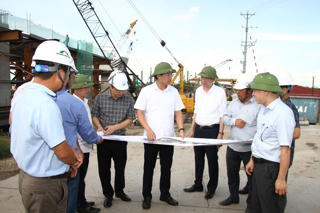 Lãnh đạo TP. Hải Phòng kiểm tra dự án Kl99ok phiên bản mới xây dựng các khu tái định cư phục vụ Dự án tuyến 99Kl.app khuyến mãi hot Lào Cai - Hà Nội - Hải Phòng. Ảnh: Việt Cường