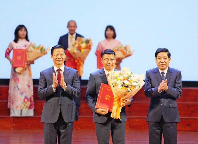 Lãnh đạo tỉnh Bắc Ninh trao chứng nhận Kl99ok phiên bản mới cho đại diện Kl991.com World Cup 2026 Chính Thức tại Hội nghị xúc tiến Kl99ok phiên bản mới.