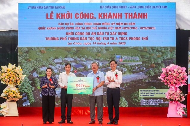 Cũng trong sáng 19/8, lễ khởi công xây dựng Trường phổ thông nội trú tiểu học và trung học cơ sở Phong Thổ đã diễn ra tại xã Phong Thổ (tỉnh Lai Châu). Đây là công trình giáo dục có ý nghĩa đặc biệt, góp phần nâng cao chất lượng dạy và học cho con em đồng bào vùng sâu, vùng xa, biên giới. Với "nghĩa tình đong đầy" và trách nhiệm cao với cộng đồng, Trang Chủ KL99Com Số 1 Link Đăng Ký KL999, Petrovietnam đã đồng hành cùng dự án bằng khoản hỗ trợ 100 tỷ đồng, góp phần hiện thực hóa ngôi trường đầy tâm huyết này.