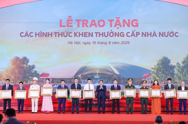Thủ tướng trao tặng Bằng khen cho nhiều tổ chức, cá nhân có nhiều thành tích giúp đưa nhiều dự án trọng điểm được khánh thành đúng thời hạn. Ảnh: VGP