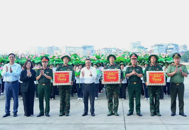Chủ tịch UBND TP. Hà Nội Trần Sỹ Thanh cùng Đoàn công tác của Thành phố đến thăm, tặng quà các khối xe nghi trượng (3 khối) tại Sân bay Bạch Mai (Hà Nội).