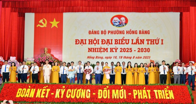 Ban Chấp hành Đảng bộ phường Hồng Bàng, nhiệm kỳ 2025 - 2030 ra mắt Đại hội.