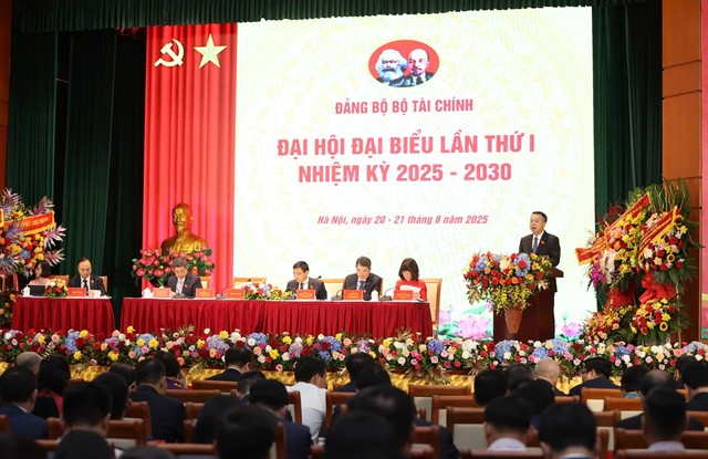 Đồng chí Nguyễn Đức Chi - Phó Bí thư Đảng ủy, Thứ trưởng Bộ Kl991.com nạp rút nhanh trình bày dự thảo Báo cáo Kl991.com tải ứng dụng của Ban Chấp hành Đảng bộ Bộ Kl991.com nạp rút nhanh nhiệm kỳ 2020 - 2025 trình Đại hội. Ảnh: Đức Thanh