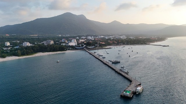 Một phần Đặc khu Côn Đảo nhìn từ biển. Một phần Đặc khu Côn Đảo nhìn từ biển.