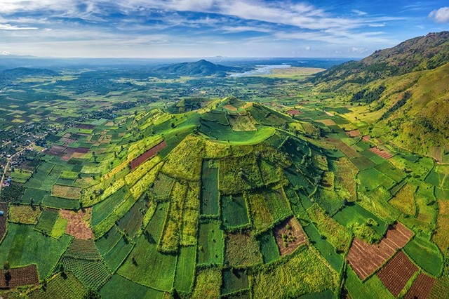 Chủ tịch tỉnh Gia Lai lưu ý khi lập quy hoạch cần mở rộng vùng bảo vệ để đảm bảo an toàn, tạo nền tảng cho phát triển bền vững khu vực Chư Đăng Ya. Ảnh: Núi lửa Chư Đăng Ya (Nguồn: Vietnamtourism).