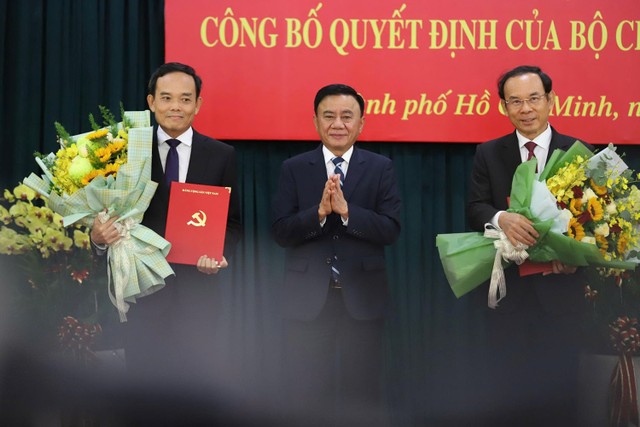 Ông Trần Cẩm Tú, Thường trực Ban Bí thư tặng hoa chúc mừng cho ông Nguyễn Văn Nên và ông Trần Lưu Quang.