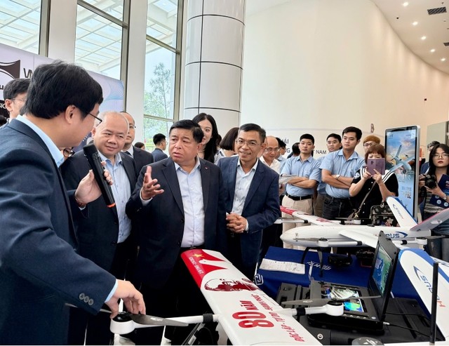 Phó thủ tướng Kl993 ưu đãi thưởng hấp dẫn Nguyễn Chí Dũng, Thứ trưởng Bộ Kl991.com nạp rút nhanh Nguyễn Thành Trung cùng lãnh đạo các đơn vị tham quan triển lãm bên lề sự kiện.