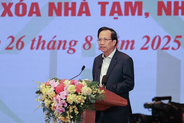 Bộ trưởng Bộ Dân tộc và Tôn giáo Đào Ngọc Dung báo cáo kết quả tổng thể công tác xóa nhà tạm, nhà dột nát trên cả nước. Ảnh: VGP/Nhật Bắc