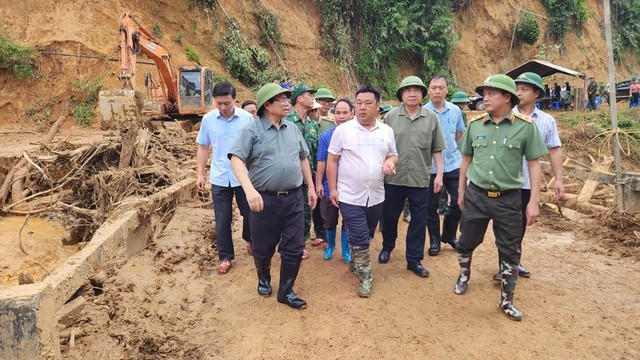 Thủ tướng thăm hỏi, động viên, tặng quà các gia đình bị thiệt hại do thiên tai, chia buồn cùng các gia đình có người thân bị thiệt mạng tại tỉnh Điện Biên. Ảnh: VGP Thủ tướng thăm hỏi, động viên, tặng quà các gia đình bị thiệt hại do thiên tai, chia buồn cùng các gia đình có người thân bị thiệt mạng tại tỉnh Điện Biên. Ảnh: VGP