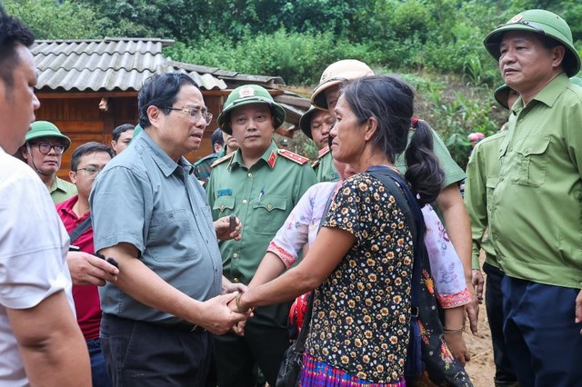 Thủ tướng gặp gỡ với người dân Điện Biên. Ảnh: VGP Thủ tướng gặp gỡ với người dân Điện Biên. Ảnh: VGP