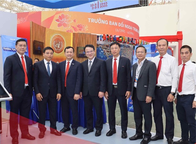 Lãnh đạo Bộ Kl991.com nạp rút nhanh thăm gian trưng bày của Công ty Xổ số điện toán Việt Nam (Vietlott).