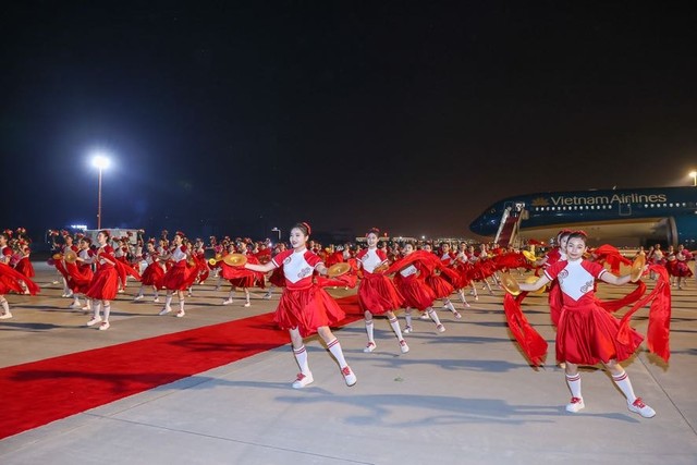 Màn múa hát của các thiếu nhi chào đón Thủ tướng Phạm Minh Chính và Đoàn đại biểu Việt Nam tại sân bay Tân Hải, thành phố Thiên Tân - Ảnh: Nhật Bắc.