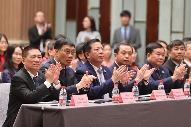 Cùng dự buổi gặp có Phó thủ tướng Kl993 ưu đãi thưởng hấp dẫn Hồ Đức Phớc, Phó chủ tịch Quốc hội Vũ Hồng Thanh, lãnh đạo một số bộ, ban, ngành, cơ quan Trung ương.. Ảnh: Nhật Bắc.